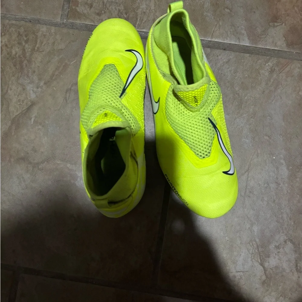Nike Bright Yellow Cleats - Picture 10 of 11